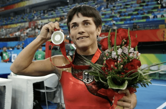 体操传奇谢幕，球迷泪洒赛场