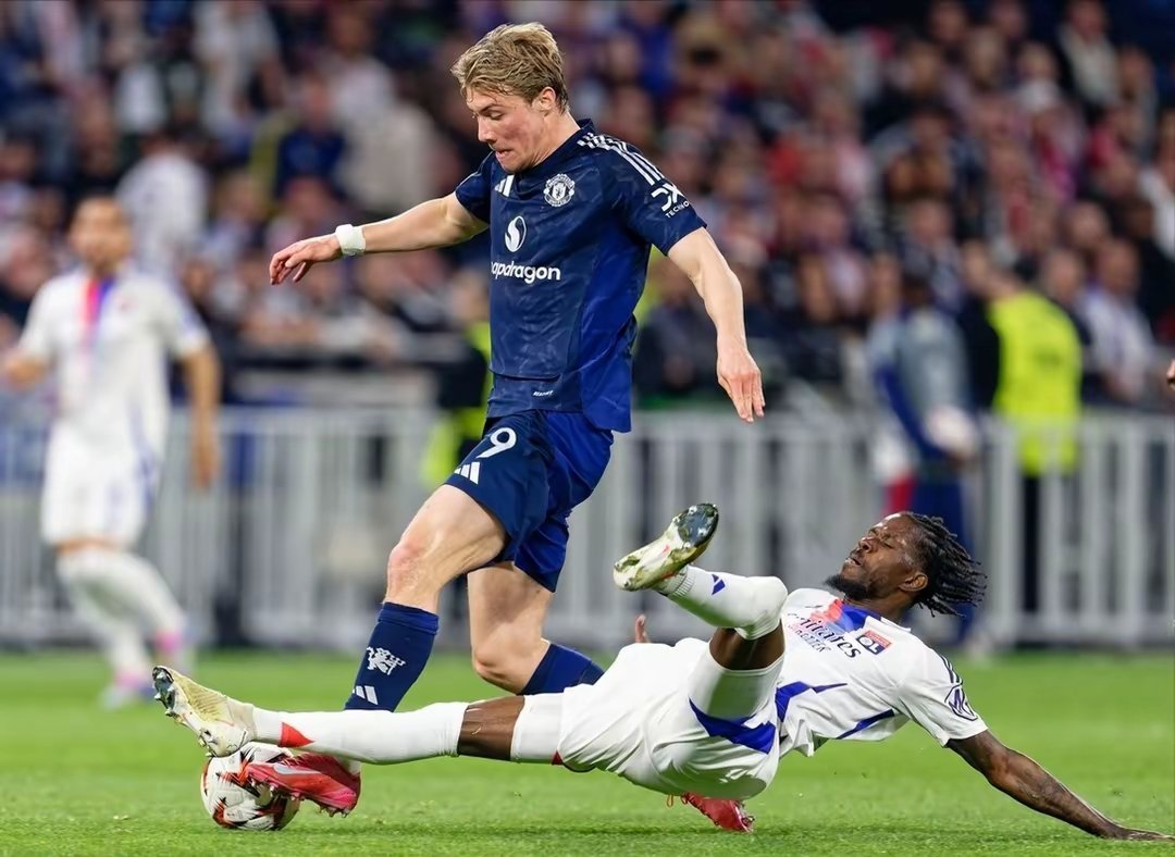 曼联客场战胜沃特福德，追赶前四机会