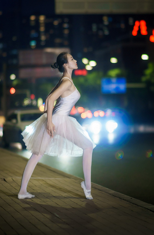 芬兰对阵AC米兰，阿圭罗的高光表现点燃绿茵场