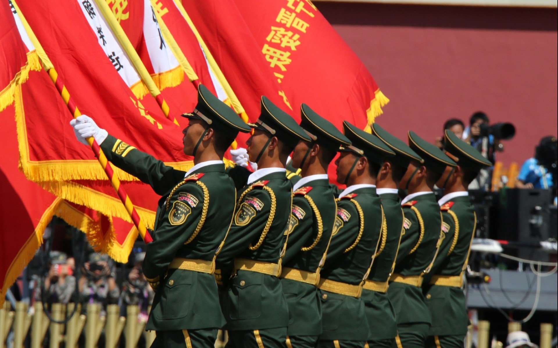 赛道与绿茵的生死竞速,当塞维利亚在F1弯道绝杀阿尔及利亚